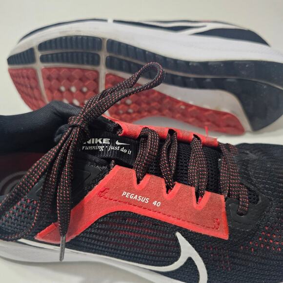 NIKE Air Zoom Pegasus 40 in Black and Crimson Red Men's Size 9 - Picture 8 of 10